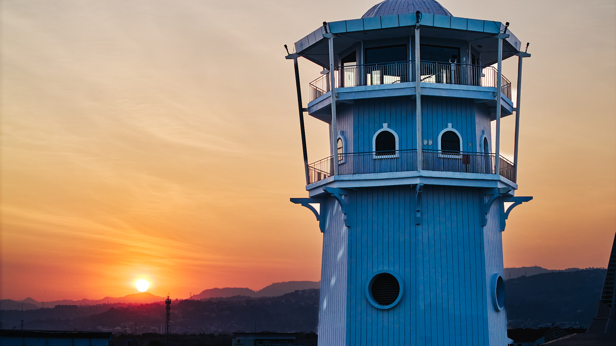 Sunset over IL Corso and the lighthouse