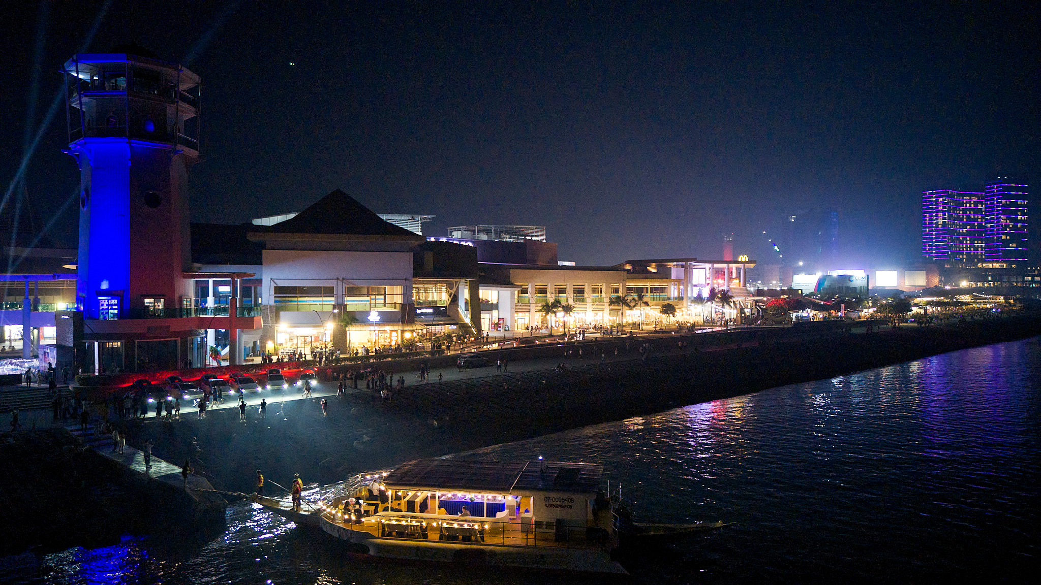 Night promenade at IL Corso with the lighthouse